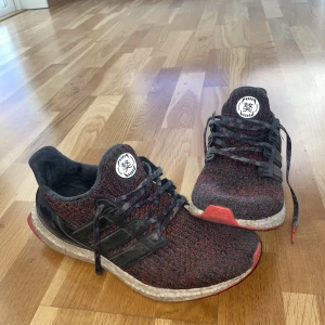 Adidas Chinese NY  - Ultraboost 4.0 Chinese new year Riktigt feta och bekväma att gå i  Väl använda  Fin färg kombination med 3M på tungan Har ej original förpackning US 9. EU 42 2/3 Köparen står för frakt Dm för mer info  Orginal låda kmr ej