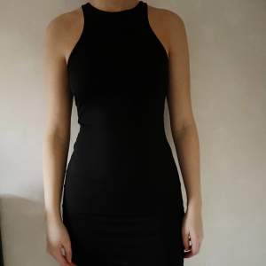 Jättesnygg svart tight klänning från Bikbok. Bra skick, säljs pga inte min stil <3