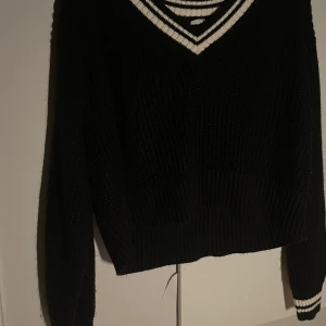 Snygg svart tröja - Perfekt för skola och häng men använder den inte lika mycket som innan. 