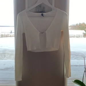 Kofta - Hej! Jag säljer min kofta från H&M jätte bra skick aldrig använd. Köpte för 300 och säljer för 300😊