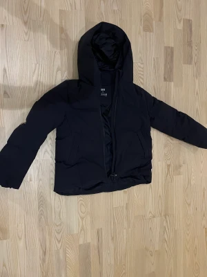 Uniqlo Jacka - Fin mörkblå Uniqlo i nyskick men gick inte att lämna tillbaks! 