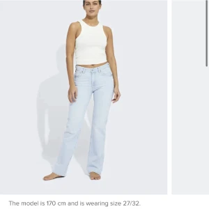 Low straight jeans - Low straight jeans 510 från bik bok, köptes för 699kr, aldrig använt och i otroligt bra skick!!😜