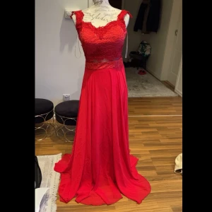 Klänning  - Hej, Säljer denna röda klänningen i storlek 38 passar även 36, köpt för 1200 säljer för 1000 priset kan diskuteras vid snabbaffär. Använt en gång🫶🏼 kan mötas upp samt fraktas ☺️