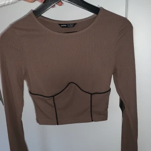 Topp - Aldrig använd fin topp! I priset ingår frakt🤩