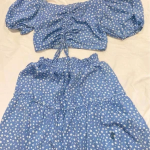 Kjol och topp -  Ett jättefint sätt från SHEIN i storlek Xs. 70 kr. Tryck inte på köp nu. Skriv privat istället. Köparen betalar frakten.