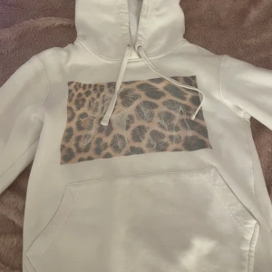 Thecoolelephant hoodie - Väldigt fin hoodie ifrån the cool elephant, fint sick. Använd fåtal gånger. Nypris 600