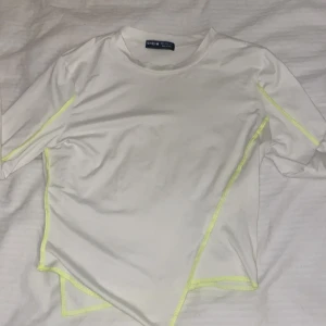 Tröja  - En vanlig vit tröja med neon gröna sömmar. Använt ca 1 gång och i mycket bra skick. Från Shein i storlek small. Säljer för 60kr och pris kan diskuteras. Skriv vid intresse 