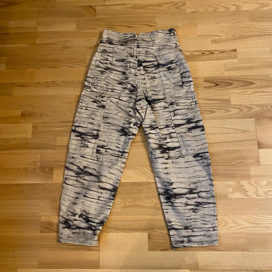 Beiga byxor med grå/svart mönster - 90