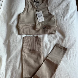 Stronger träningsset  - Tights och topp från stronger i beige. Aldrig använd med tags kvar!🪩🪩