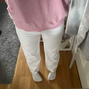 vita straight jeans från H&M, storlek 36 🫶🏼[det är först i kvarn som gäller]
