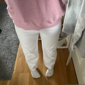 Jeans  - vita straight jeans från H&M, storlek 36 🫶🏼[det är först i kvarn som gäller]