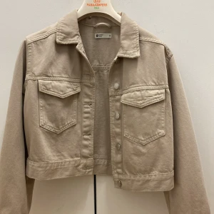 Jeansjacka  - Bara att skriva till mig ifall du har några funderingar!❤️