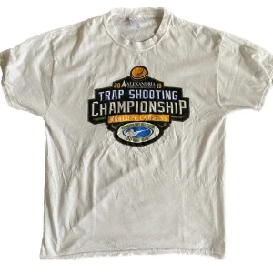 T-shirt - Liten defekt på magen Knappt märkbart