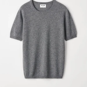 Stickad t shirt❤️ - Köptes i somras i sthlm men kommer inte till användning❤️ Jättebra skick!