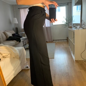 Svarta kostym byxor  - Säljer ett par svarta kostym byxor från BikBok i storlek 34, är i bra skick😊🍂🍁