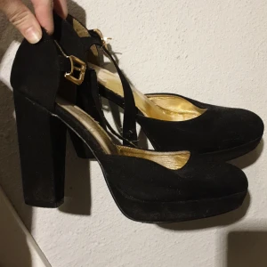Svarta klackskor  - Ett par svarta klackskor, storlek 39.  Säljer på grund av att dom inte kommer till användning.  OBS! Lite slitna, men annars jette finna. 