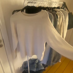 Vero Moda  - Säljer denna vero moda tröjan som aldrig är använd!!! Köptes för ca 1 månad sedan, för 300kr vill ni ha mer bilder är det bara att skriva ❤️