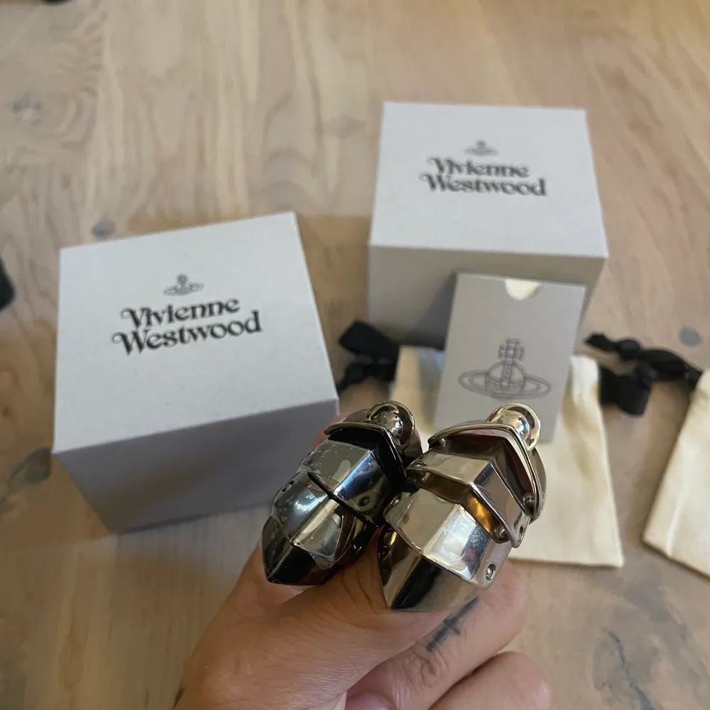 Vivienne Westwood Armour Silver ring storlek XL. Har små fingrar men sizing är rätt skum så den bör passa dom flesta. Använd men i gott skick, självklart äkta, finns kvitto osv.  Gunmetal är såld!!!. Accessoarer.