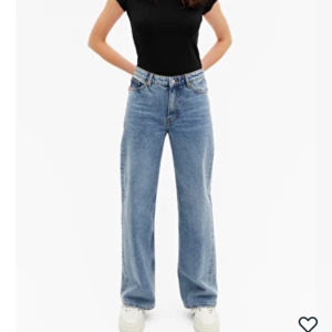 Storlek:29 - Säljer dessa jeans från monki i modellen Yoki. Säljer de eftersom att dem är för stora för mig och lite korta i benen. För referens så är jag 167/168 cm lång. 