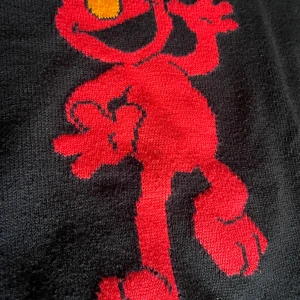 Hösttrend  - Lite smått barnslig men ändå cool stickad från H&M✨Har ett tryck på någon gubbe jag glömt namnet på🎀 Provad någon gång men efter det bara legat i garderoben🥲 Frakt 29kr🚚 Hör av dig om du vill köpa🙂 