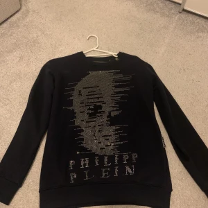 Philipp plein tröja - Fin Philipp Plein tröja i bra skick, köpt i Tysklan för ett tag sedan! !PRIS GÅR ATT DISKUTERA!