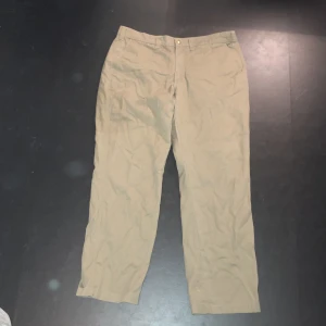 Cargobyxor - Ett par cargo byxor sol blivit av med fickan. Vet inte vilken storlek men de är baggy och över 36 iaf