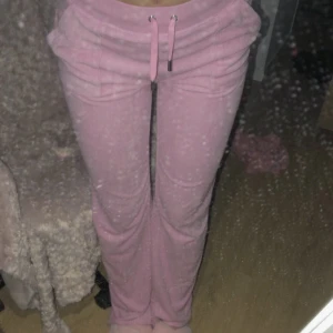 Juicy couture  - Säljer mina rosa Juicy couture byxor, storlek S💕 Jag är 168cm lång!