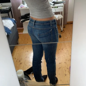 Diesel ndustry  - Jätte snygga diesel byxor storlek 30 , jag har har storlek 38 i vandliga byxor och dom är något små på mig. Jag är 175cm lång och dom passar i längden. Skulle nog passa en 36a perfekt. Köparen står för frakt