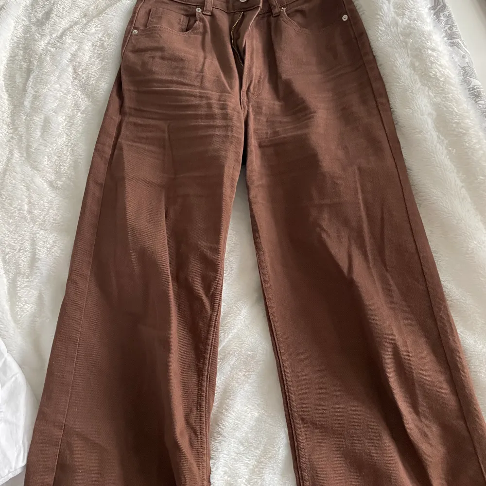Ett par raka bruna byxor ifrån hm, väldigt fint skick, storlek 36.. Jeans & Byxor.