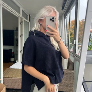 Mysig tröja med luva från Zara - Supermysig tröja från Zara i mörkblå färg, passar mig som har storlek XS