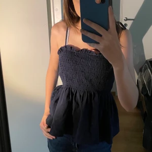 Stockholms stils tröja💕 - Ett super fint linne som man kan ha närsomhelst<3 Storlek xs men funkar på s. Bra skick men tyvärr inte min stil längre. Skriv vid intresse eller fler bilder💕 Jag är villig att mötas upp om du bor inom Väsby eller Runby!! ⚠️OBS TRYCK INTE KÖP NU⚠️