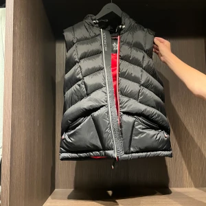 Moncler greenoble storlek 3 - Var för stor när jag köpte den. Aldrig andvänd. Skick 10/10 köpt för cirka 8000. Passar L