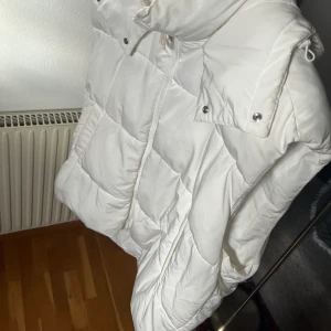Dunväst från zara - Säljer denna vita dunväst från zara i storlek s/m. Den är i fint skick men det finns lite sminkfläckar på kragen och dragkedjan men som förhoppningsvis försvinner i tvätten.  Köparen står för frakten! 