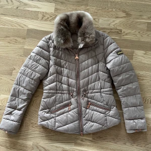 Barbour dunjacka - Rosa dunjacka från Barbour i storlek 38. I fint skick, knappt använd.