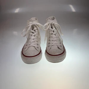 Converse skor - Ett par Converse skor i storlek 39.