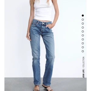 Zara jeans  - Säljer dessa mid waist och raka byxor från zara💓 mörkblå färg💓 säljer då de intekommer till användning  💓 finns ej att köpa längre 💓 jag är 168💓
