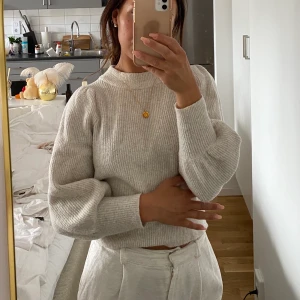 Stickad tröja  - Beige stickad tröja i croppad modell, såå mjuk och go. Storlek XS. Säljes då jag inte tycker det passar på mig tyvärr. Använt skick