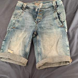 Jeans shorts med knappar 
