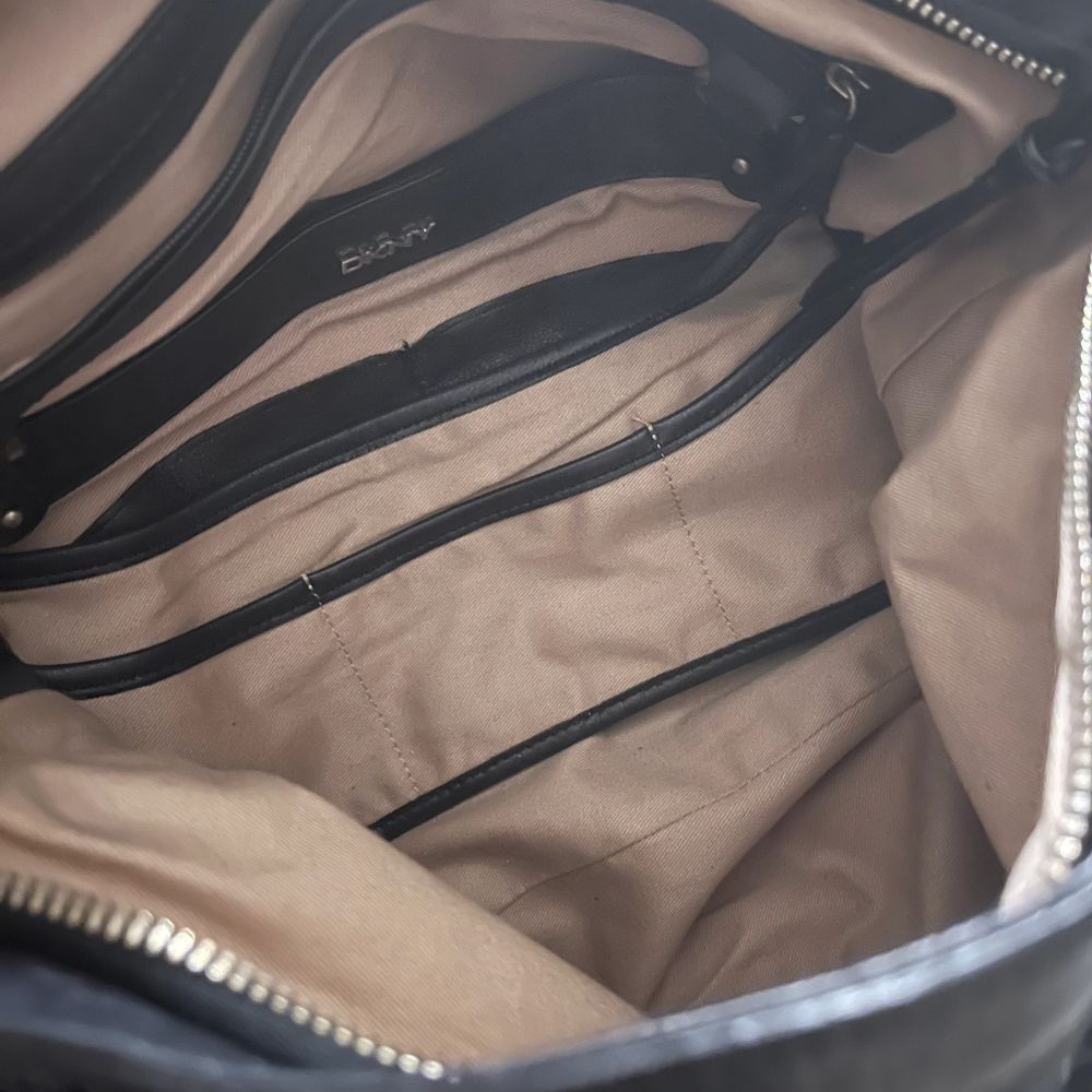 Snygg vintage DKNY väska med fina detaljer (äkta, har ingen lap), bra skickt och parfekt för att ha runt axeln!. Väskor.