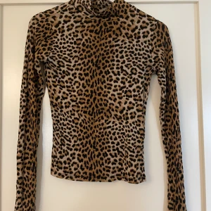 Topp - Leopard topp som har mycket stretch så passar även s & m