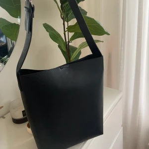 Väska - Rymlig väska från Carin Wester i nyskick. Köpt i september för 499 kr