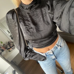 Satintopp - Så fin satintopp, lång i armarna, hög i halsen och helt öppen i ryggen🤍