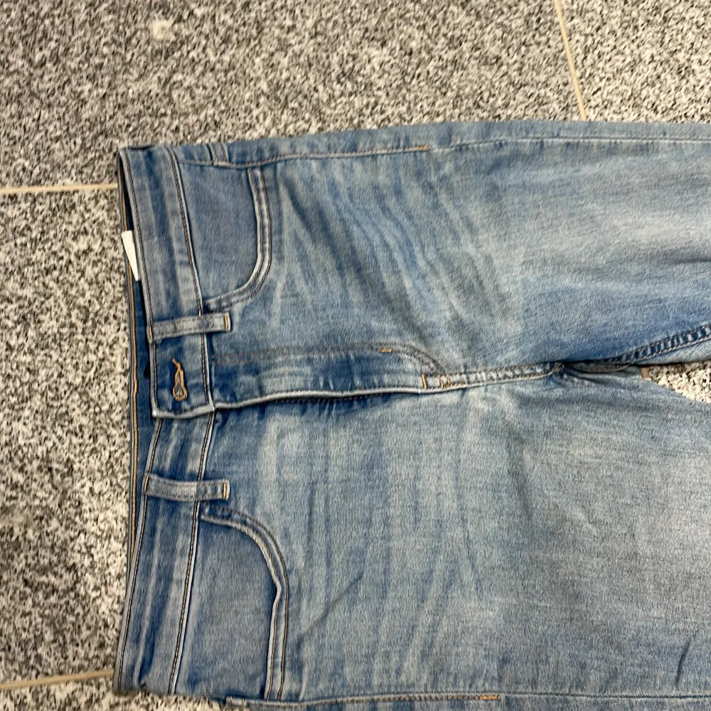 Blå högmidjade jeans storlek 38. Jeans & Byxor.