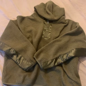 Gymology athletica - XL (48/50) - En mörkgrön Teddy flisjacka, har aldrig använt så gott som ny.
