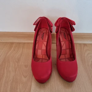 Fest skor. Storlek 36 - Röda skor perfekta till julfesten. Ok skick, har ngr få fläckar men inget som stör.