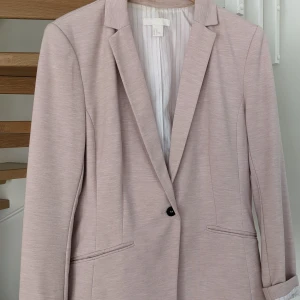 H&M kavaj size 44 - Pastellfärg kavaj från H&M. Mjuk och bekväm. Storlek: 44 Köparen står för frakt annars kan vi träffas utan kostnad om ni bor i Stockholm.
