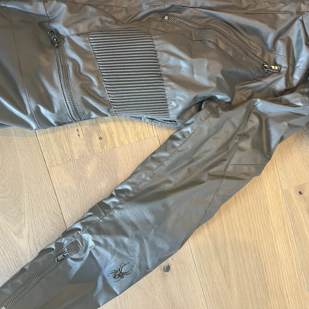 Jätte fin skidjacka i perfekt silver/grå med avtagbar päls i silverräv. Takit.