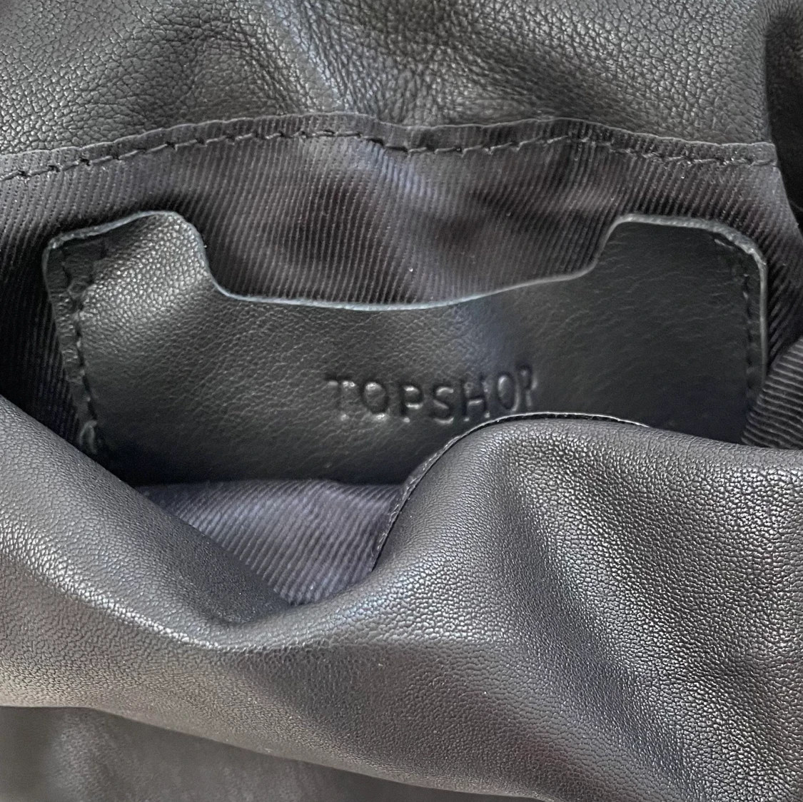 Topshop - Leah - Svart axelremsväska i läder med dragsko - 91