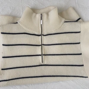 Stickad väst från mango  - Stickad väst från mango, så varmt och skönt material. Jättebra skick. 