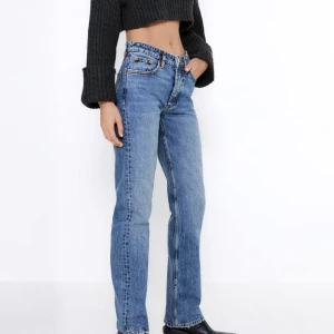 Zara midrise jeans - Säljer mina superfina midrise jeans från zara💖Dom är i super bra skick, endats små slitningar vid  fötterna men inget man tänker på!!💖💖säljer för 250kr + frakt